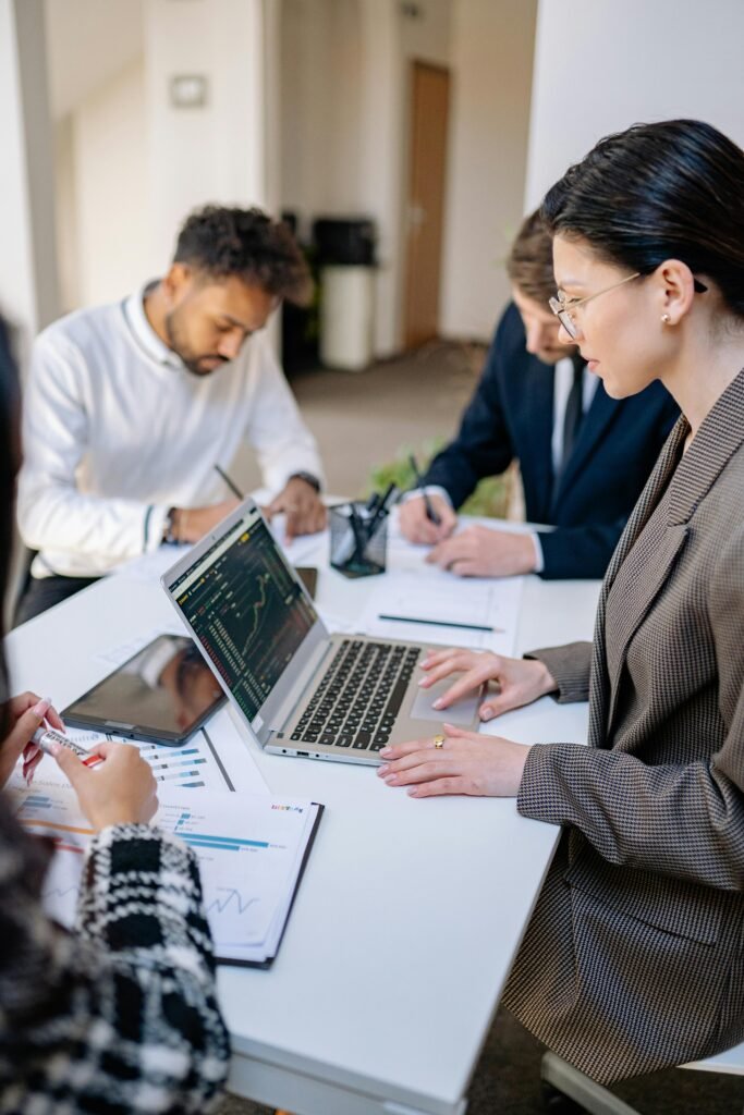 Arteterapeuta e advogada realizando consultoria sobre riscos psicossociais da NR-1 em ambiente corporativo